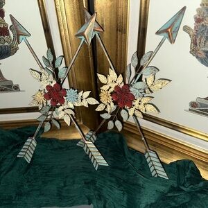 Crossed arrows metal wall decor